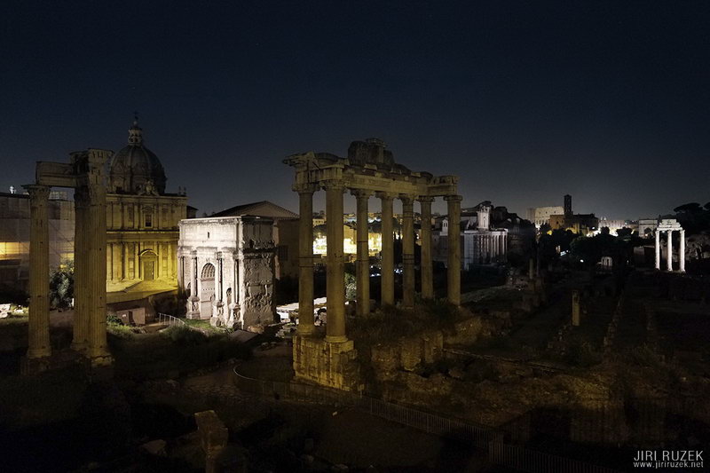 Noční pohled na Forum Romanum z Kapitolu (X-E1, Fujinon 14)